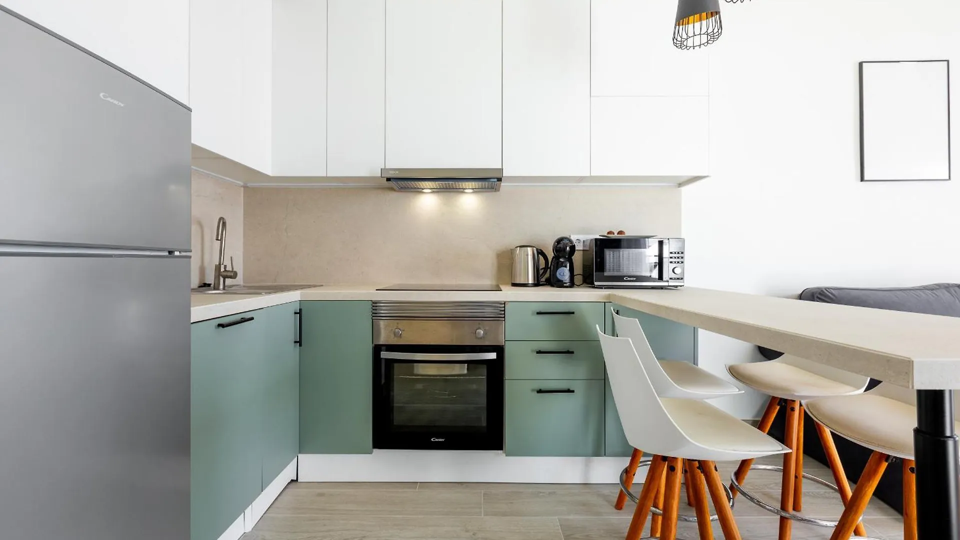 Spacious Apartment With Ocean View 아데제