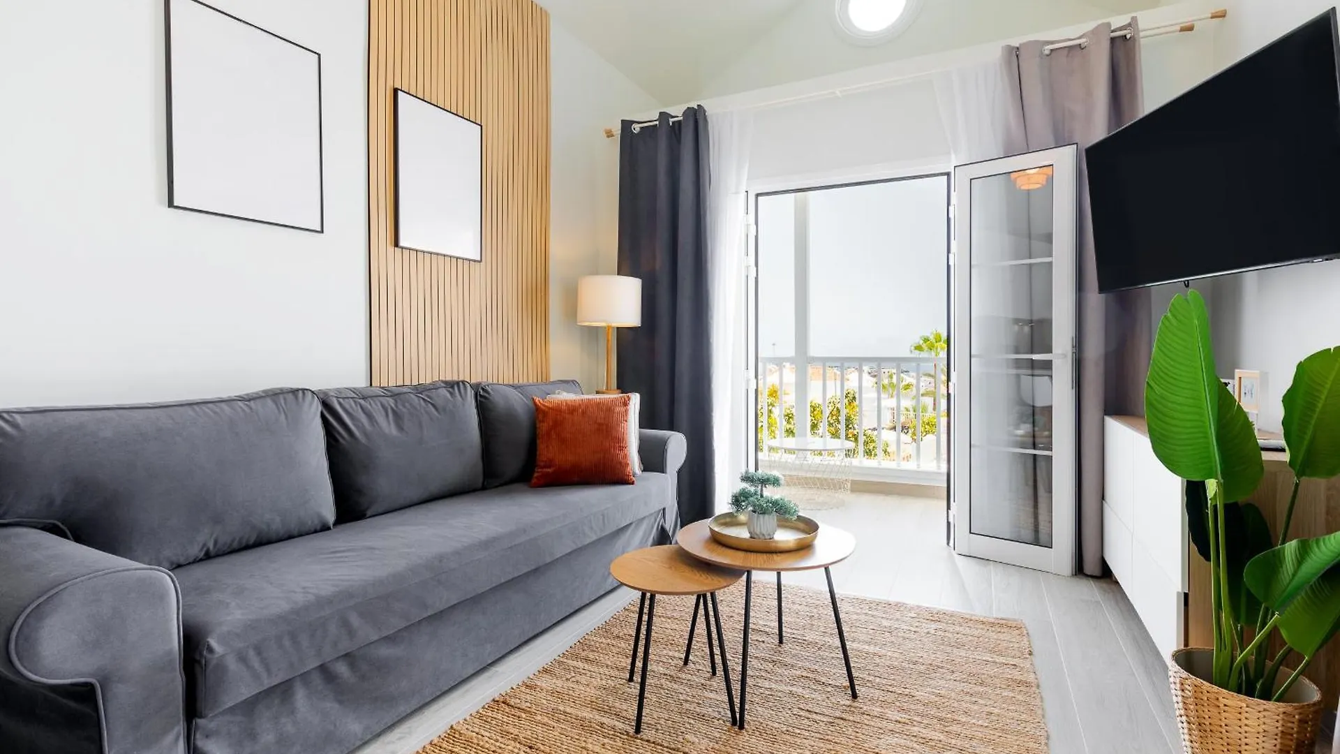 Spacious Apartment With Ocean View 아데제